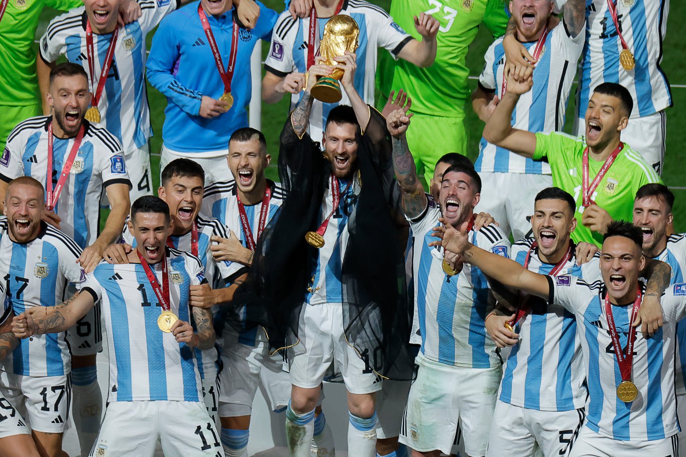 منتخب الأرجنتين يكسر الهيمنة الأوروبية ويتوّج بكأس العالم في مباراة ماراثونية