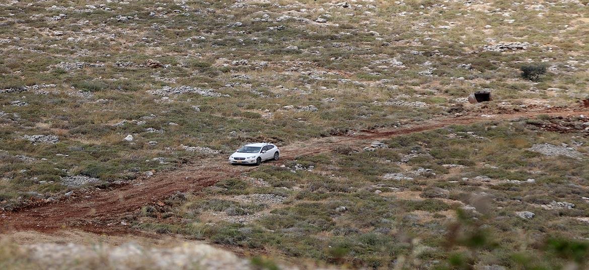 مستوطنون يشقون طريقا ترابية في أراضي المواطنين جنوب دورا