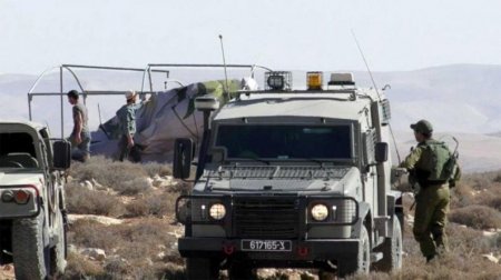 الاحتلال يستولي على خيمتين وكرفان زراعي في الخليل