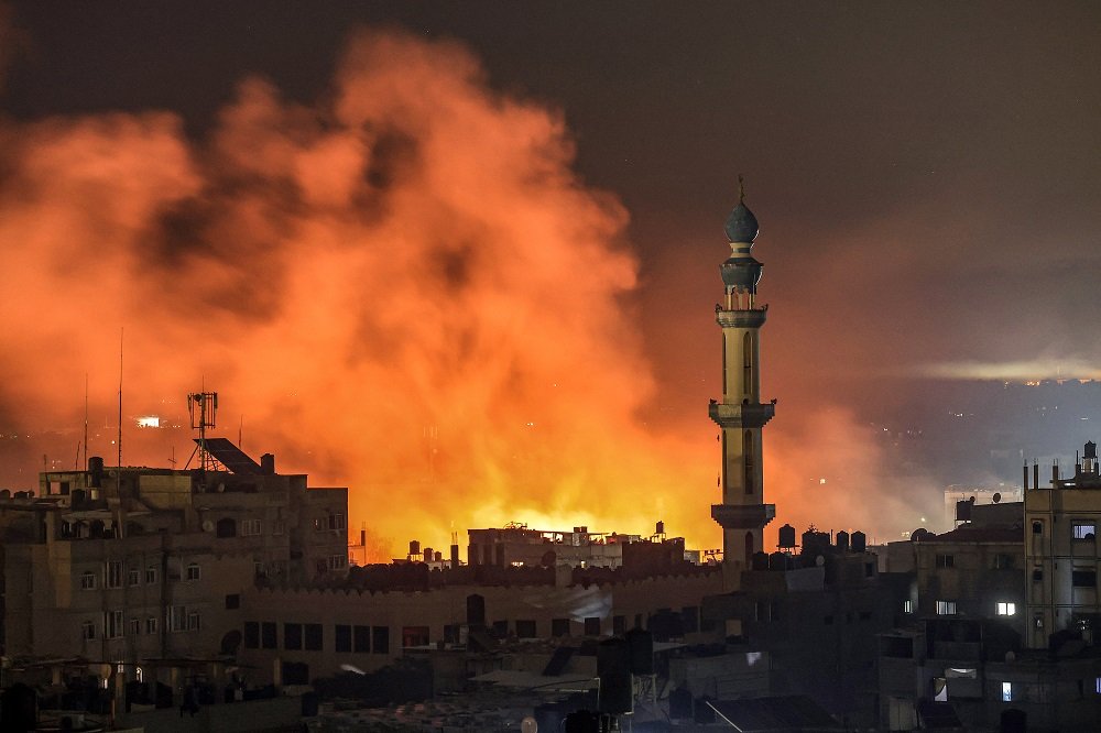 في اليوم الـ74 من العدوان: عشرات الشهداء والجرحى بينهم صحفي في سلسلة غارات عنيفة على القطاع