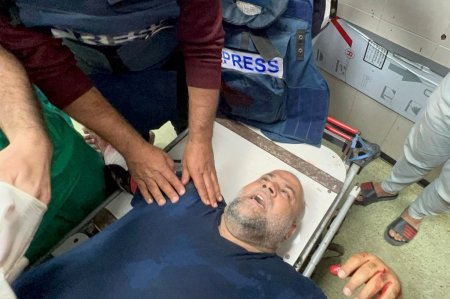إصابة عدد من الصحفيين والمواطنين في قصف مدرسة تؤوي نازحين في خان يونس