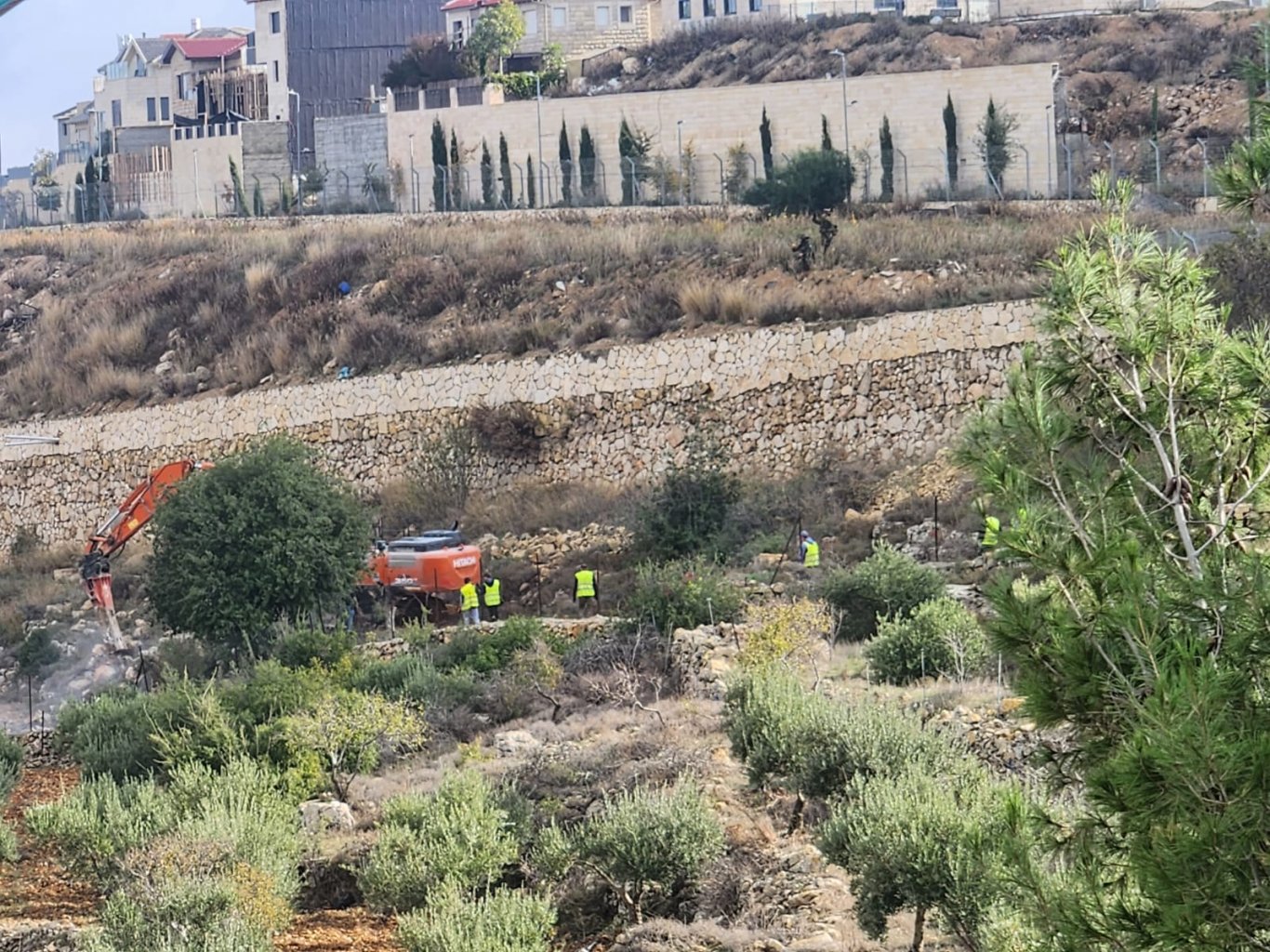 الاحتلال يهدم منزلا ويشق طريقا استعماريا في بلدة الخضر جنوب بيت لحم