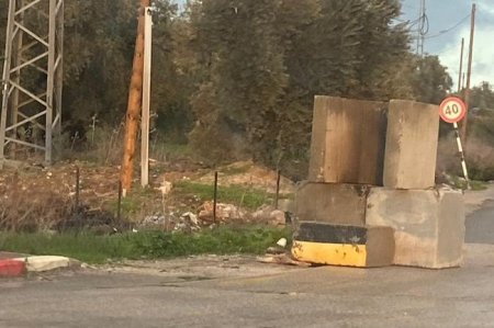 الاحتلال ينصب بوابات حديدية ومكعبات على مداخل عدة قرى بمسافر يطا