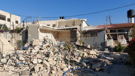 الاحتلال يهدم منزلا ويشرد قاطنيه في مجدل بني فاضل جنوب نابلس 