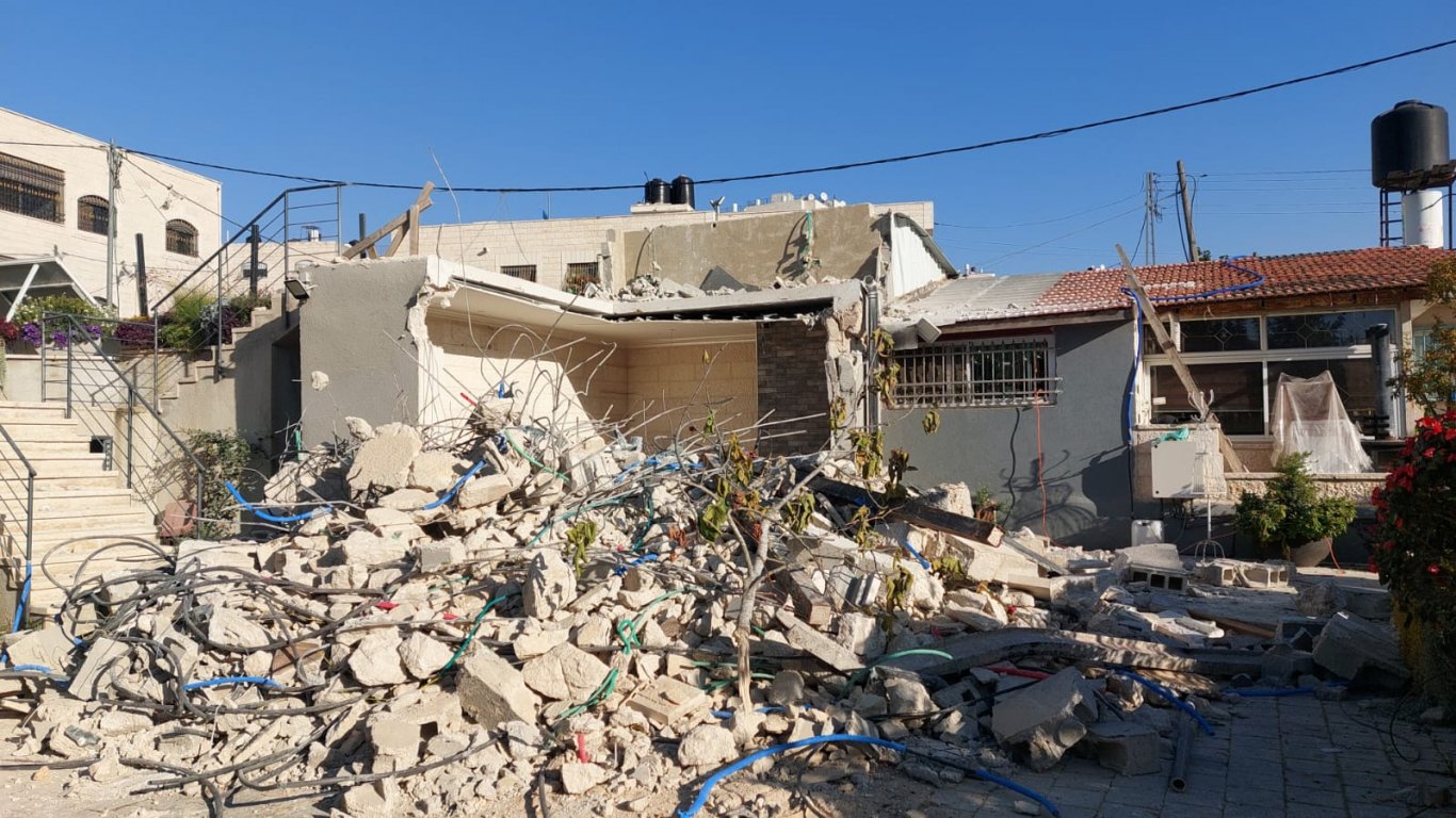 الاحتلال يهدم منزلا ويشرد قاطنيه في مجدل بني فاضل جنوب نابلس 