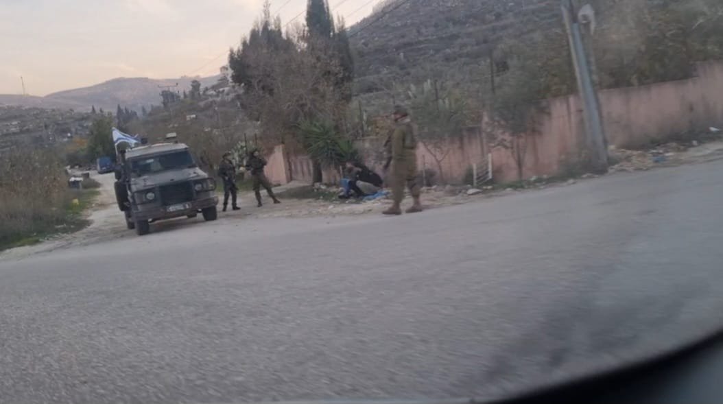 الاحتلال يعتقل ثلاثة صحفيين وينكل بآخرين قرب بلدة سنجل شمال رام الله