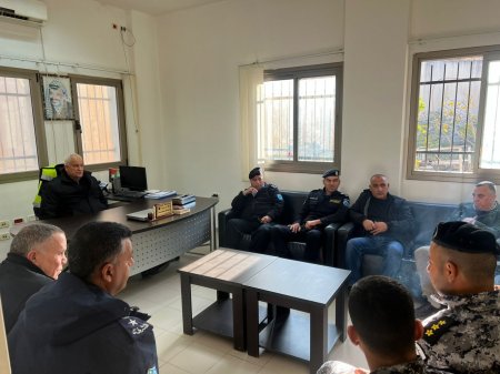 وزير الداخلية يتفقد مراكز الشرطة ويلتقي الضباط في جنين