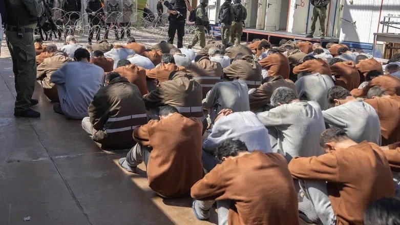 هارتس: أربعة اسرى استشهدوا في تحقيقات الشاباك منذ بداية الحرب