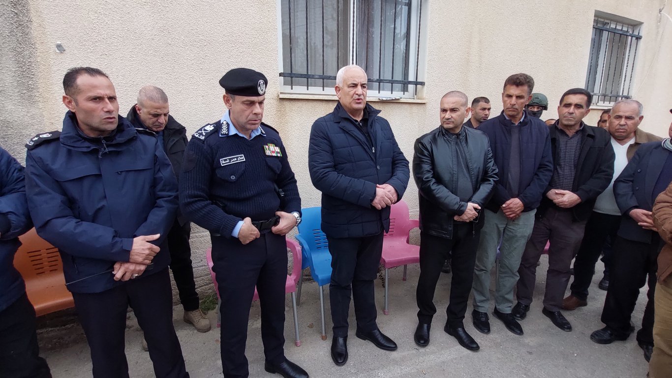 وزير الداخلية يتفقد المقرات الأمنية في جنين