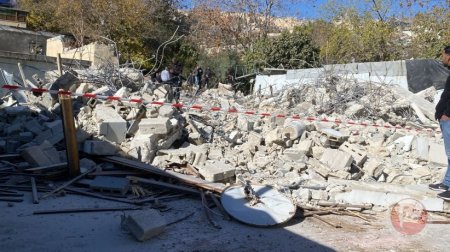 الاحتلال يهدم محلات تجارية ويجرف شارعا جنوب الخليل