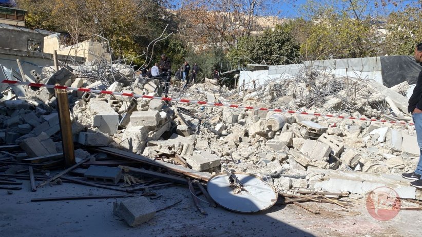 الاحتلال يهدم محلات تجارية ويجرف شارعا جنوب الخليل