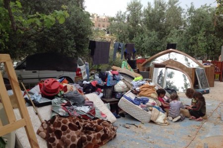 الاحتلال يجبر مواطنا على هدم منزله في جبل المكبر