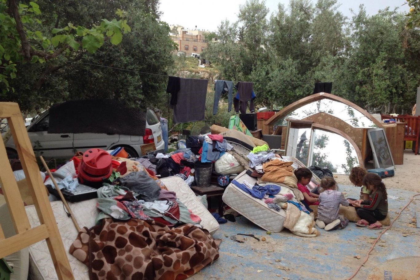 الاحتلال يجبر مواطنا على هدم منزله في جبل المكبر