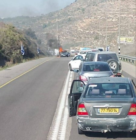 إصابة مواطن وابنته وحرق مركبتهما جراء اعتداء مستعمرين عليهما قرب اللبن الشرقية