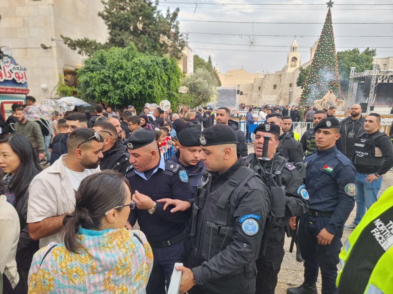 الشرطة تؤمّن ساحة كنيسة المهد استعداداً لفعاليات إضاءة شجرة الميلاد