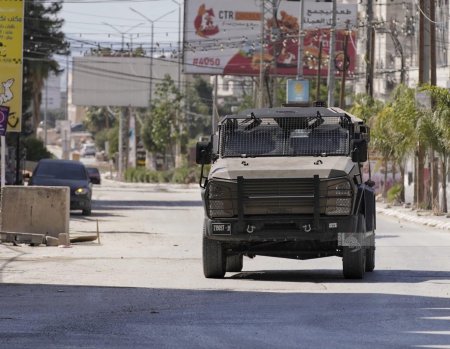 الاحتلال يحتجز مواطنين في سلفيت لساعات تحت الأمطار 